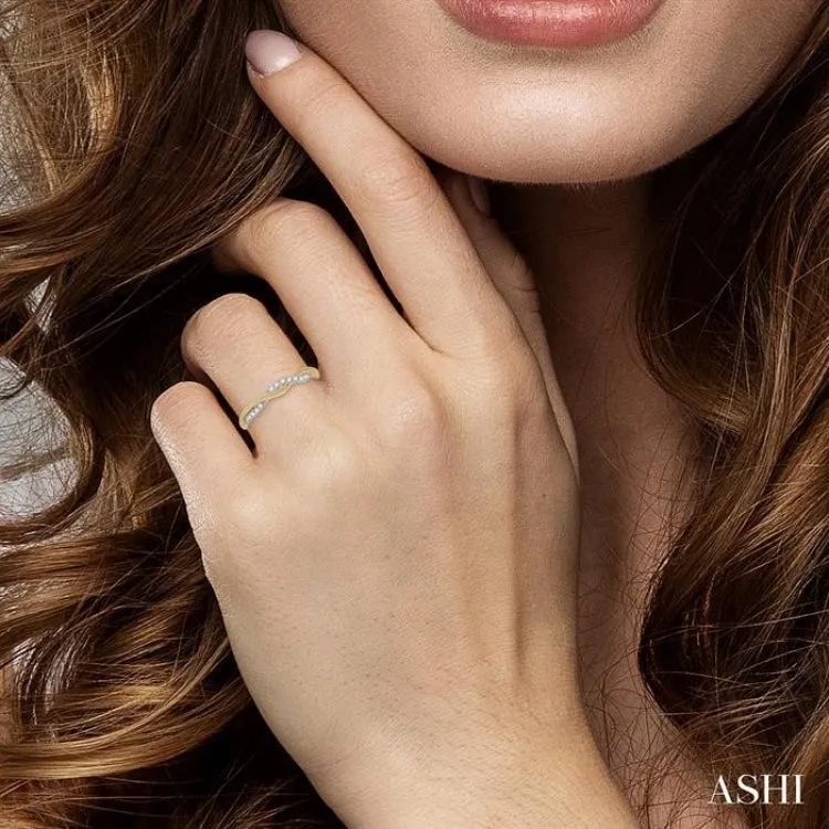 1/6 Ctw Entwined Round Cut Diamond Fashion Ring in 14K Yellow Gold